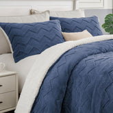 BEDELITE edredón reina Fluffy Sherpa navy en cama tamaño reina, tacto suave para noches frías.
