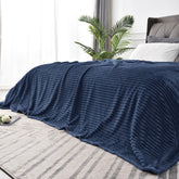 BEDELITE manta felpa 3D Ribbed Jaquard azul marino para sofá, suave y cálida.