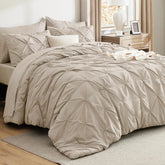 Bedsure conjunto cobertor reina beige sobre cama, descanso suave y lujoso.