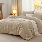 Bedsure edredón king oversize en khaki, suave al tacto para noches de descanso cómodo.