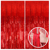 Fondo bomsi con streamers rojos de foil para fotos memorables en fiestas.