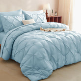 CozyLux edredón con pliegues pinchados en azul claro, aspecto elegante para dormitorio.