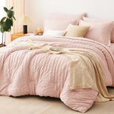 Colcha CozyLux Reina blush con textura seersucker en vista frontal para dormitorio elegante