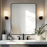 Delma Espejo de baño con marco negro y claridad de alta definición, ideal para maquillaje detallado.