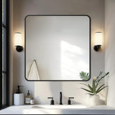 Espejo Delma con marco negro, realce elegante para el baño.