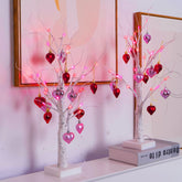 Efunly árbol de abedul iluminado con corazones rojos, creando un ambiente romántico.