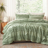 Colcha tufted verde salvia de Luxudecor para un dormitorio elegante.