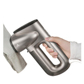 Neakasa Magic 1 en mano mostrando sujeción de prenda para planchado fácil