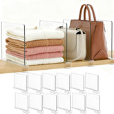 Organizador Saccik para bolsos en estante de acrílico transparente, facilita ver todo de un vistazo.