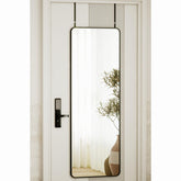 Espejo de cuerpo entero VooBang colgado en la puerta para ampliar visualmente el dormitorio