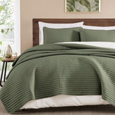 Edredón WRENSONGE king-size en verde oliva para cama amplia y cómoda.