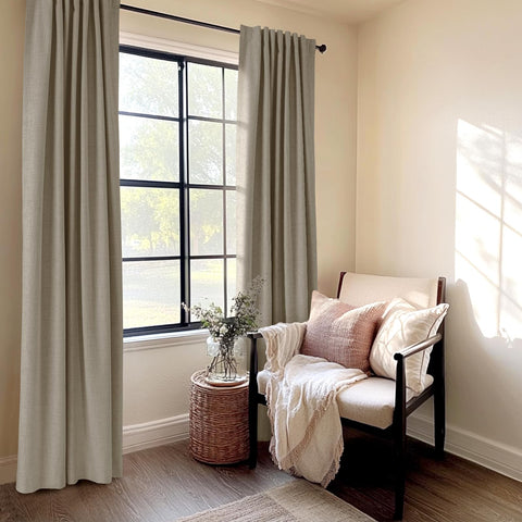 100% Blackout Shield: instalación flexible con múltiples sistemas de montaje para adaptarse a tu ventana.