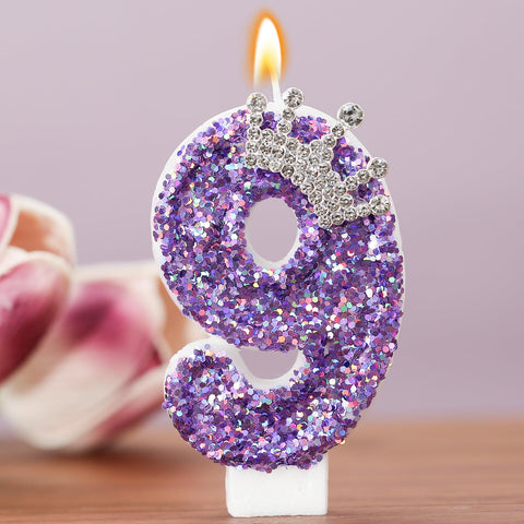 Vela AKURIEEY para cumpleaños en tono purpura con lentejuelas brillantes.