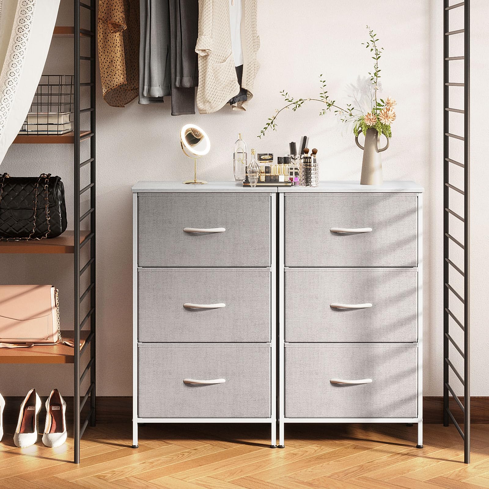 Comoda AODK, tamaño compacto, ideal como mesita de noche o mesa auxiliar.