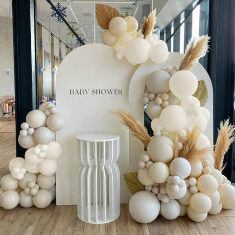 Globos awenztech crema para revelación de género en tono neutro.