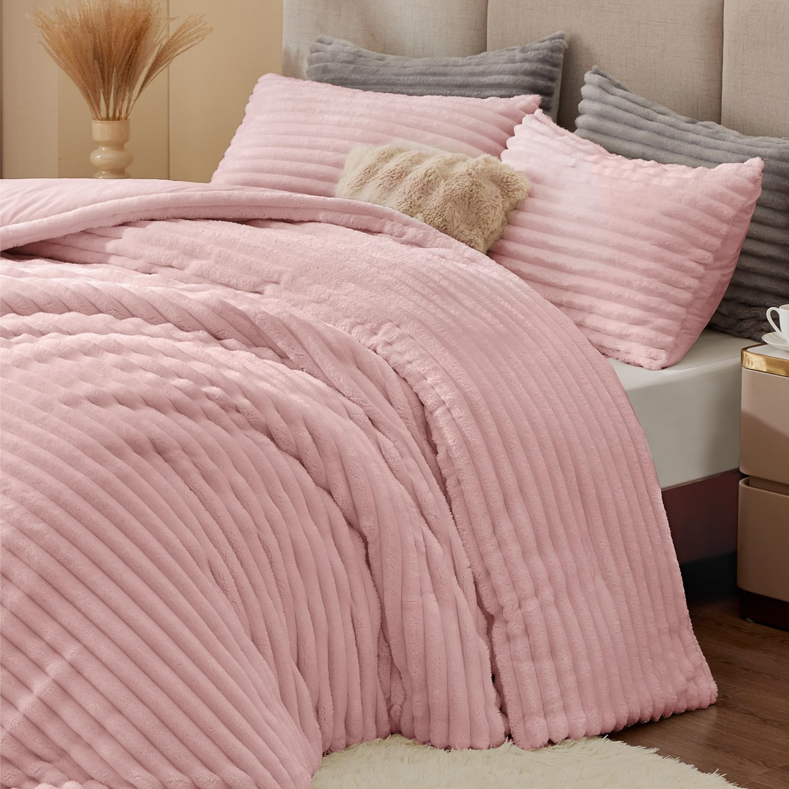 Patrón lujoso BEDELITE rosa, ambiente acogedor para dormitorio.