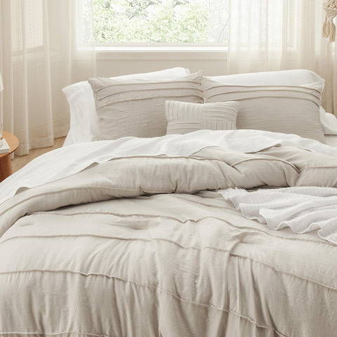 Bedsure habitación acogedora con edredón beige, ideal para uso diario.