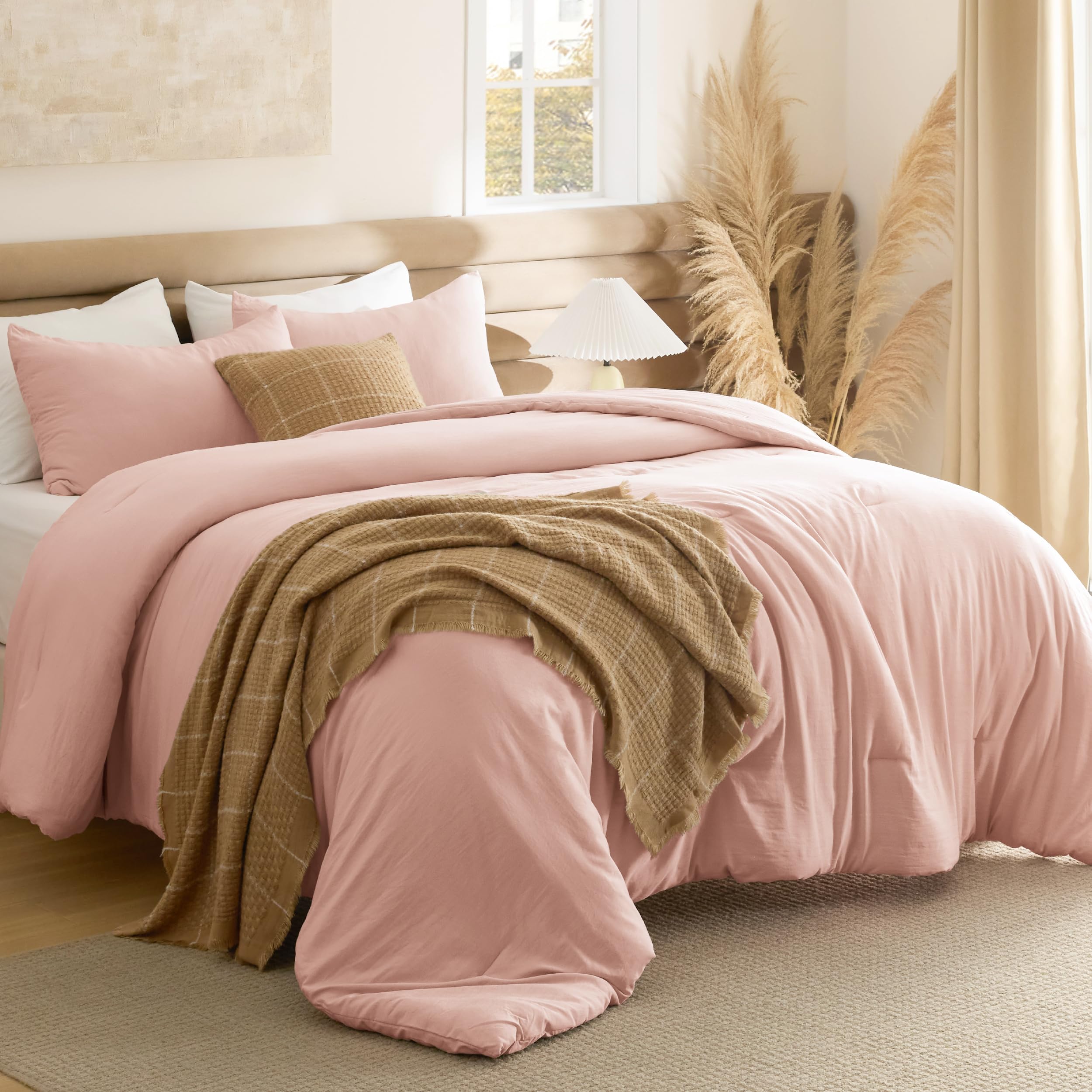 Bedsure conjunto colcha blush rosa sobre cama, textura suave para dormir cómodo.