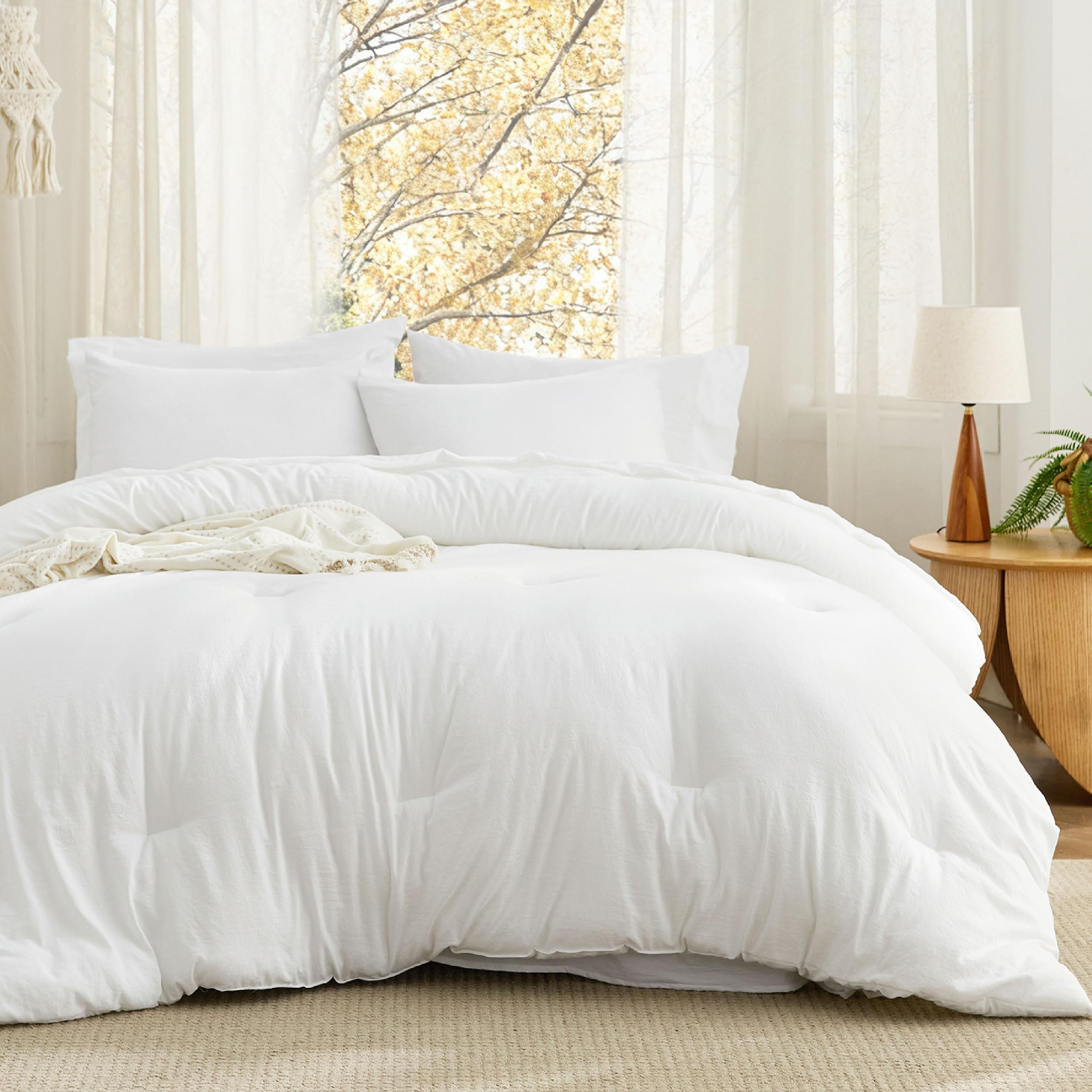 Bedsure edredon-prelavado-blanco-textura-suave brinda tacto sedoso y confort inmediato.