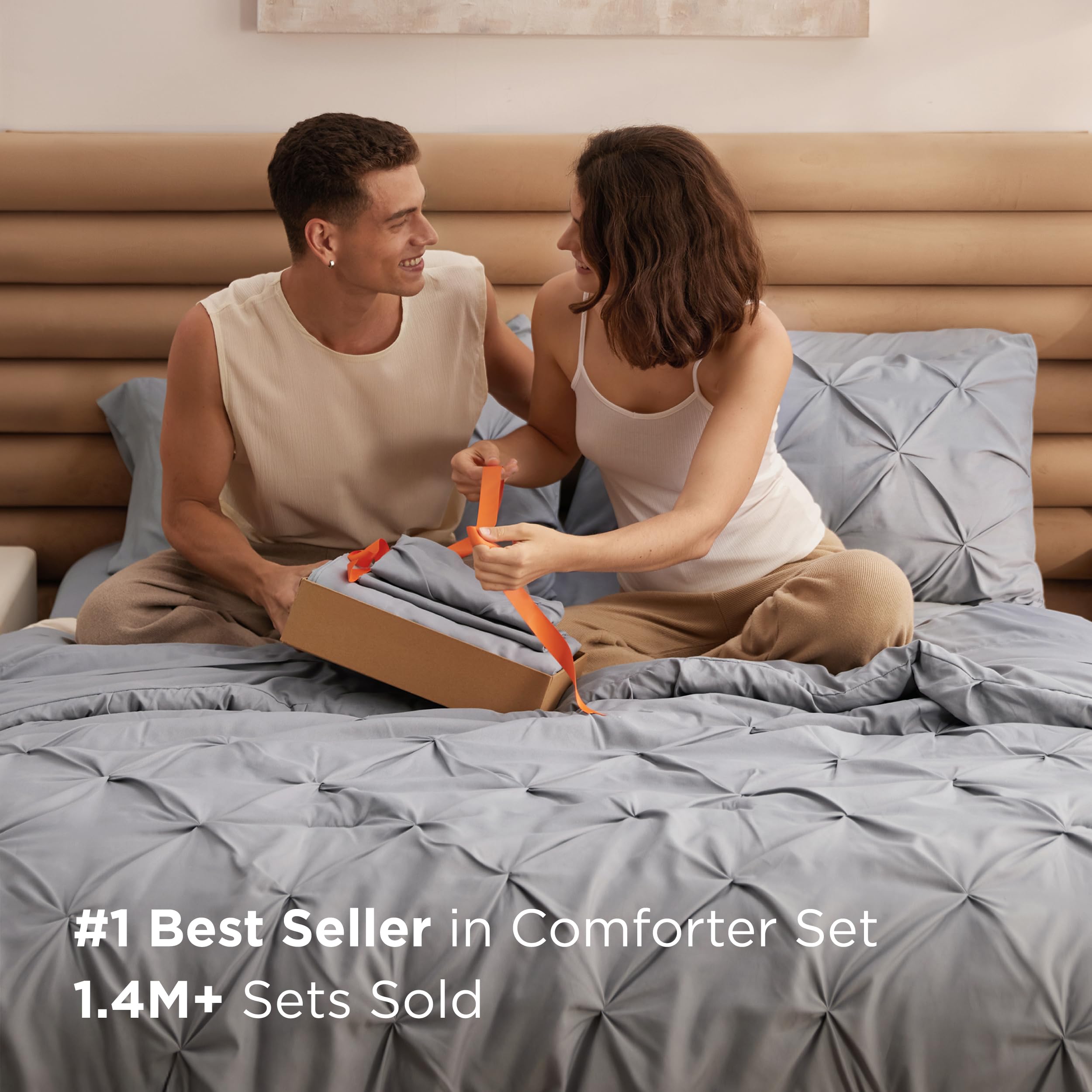 Bedsure Edredón, pliegues pinch-pleat visibles, centro decorativo que realza el dormitorio.