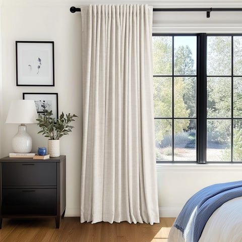 Instalación rápida con Back Tab para cortinas crema 100% Blackout Shield.