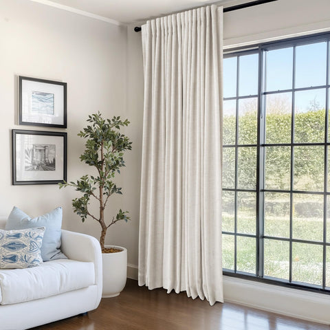 Rod pocket práctico para una instalación limpia de cortinas crema 100% Blackout Shield.