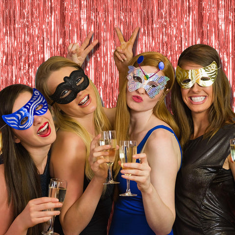 Cortina BOMSI de franjas rosado-oro para crear ambiente fotográfico en eventos.