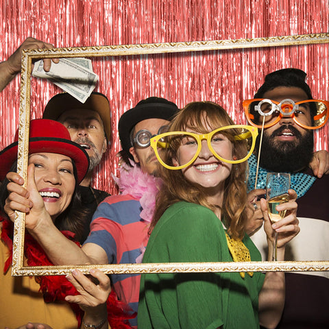 Decoracion con franjas rosado-oro para bodas, graduaciones y celebraciones.