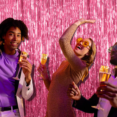 Bomsi decoración pared rosada con flecos, para ambientación festiva.