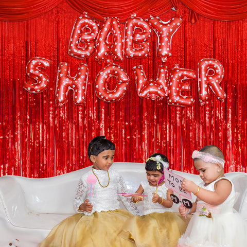 Brillo y destellos de foil realzan decoraciones temáticas de cumpleaños.