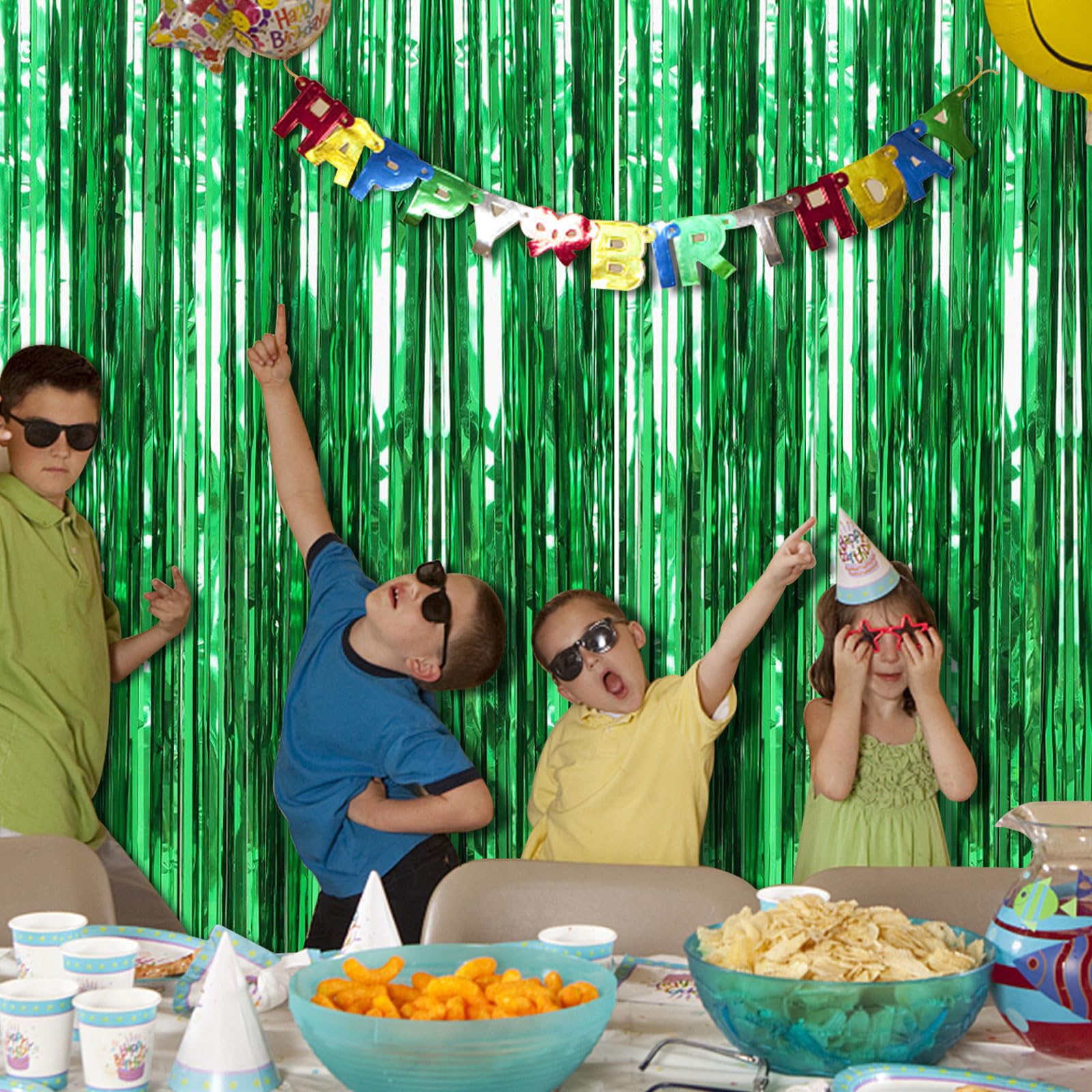 BOMSI fondo verde con globos y pancartas para celebraciones