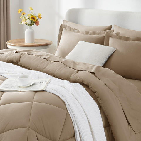 Cama rey CozyLux taupe lista para descansar
