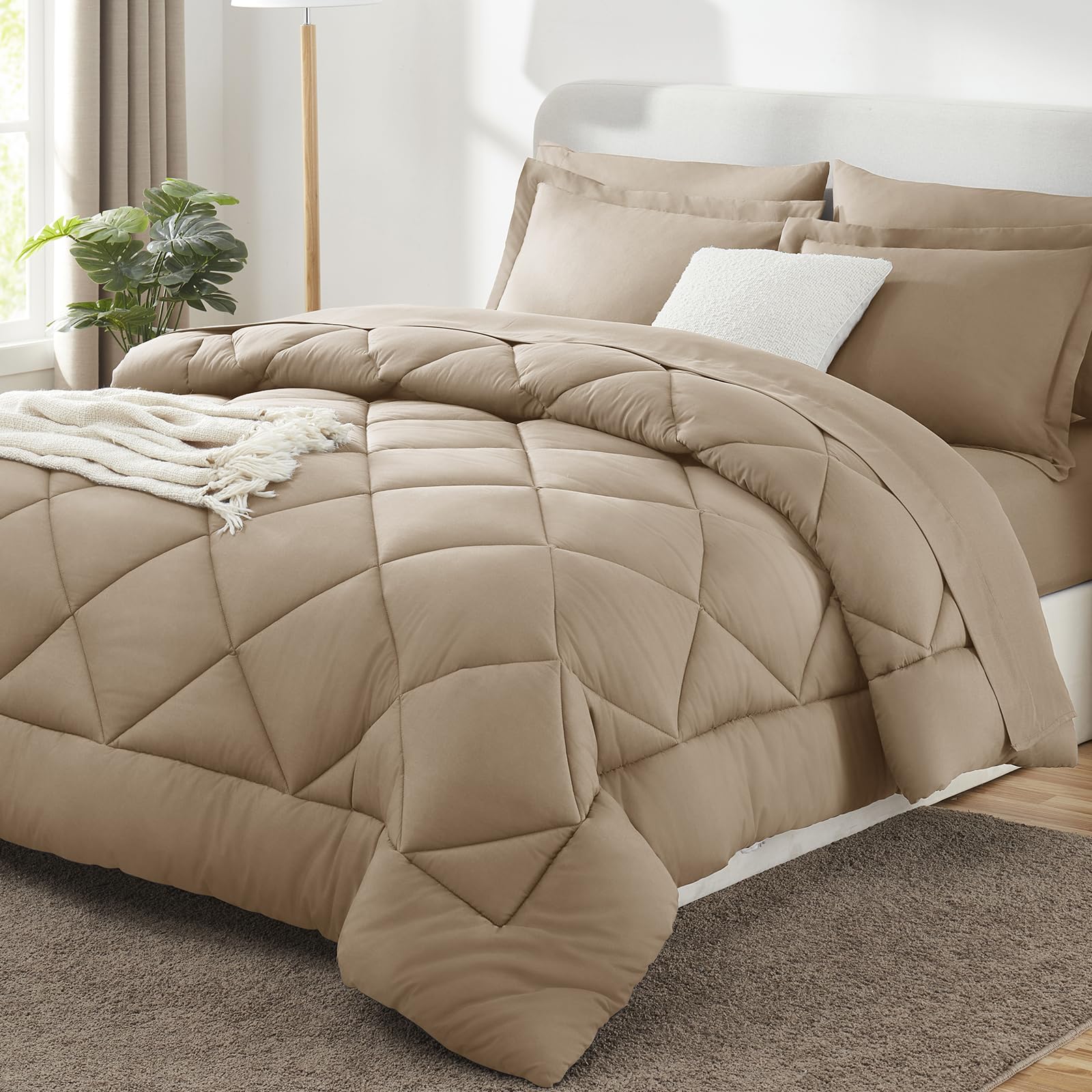Colcha CozyLux para cama rey taupe con tacto suave y lujo en la habitación