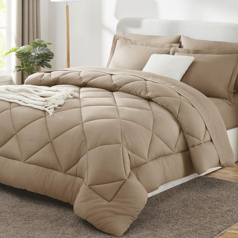 Colcha CozyLux para cama rey taupe con tacto suave y lujo en la habitación