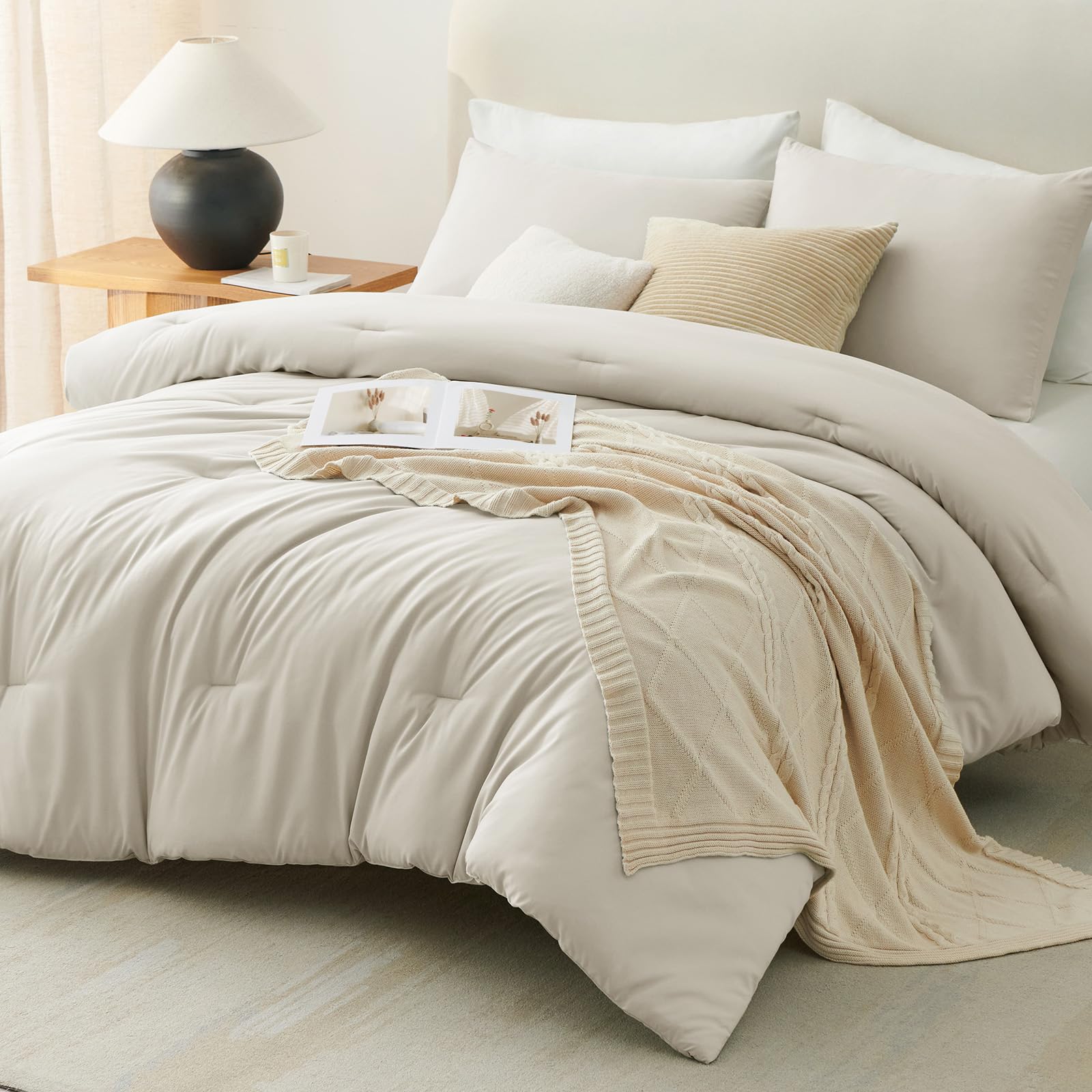CozyLux cama decorada con colcha beige, ambiente elegante y cómodo.