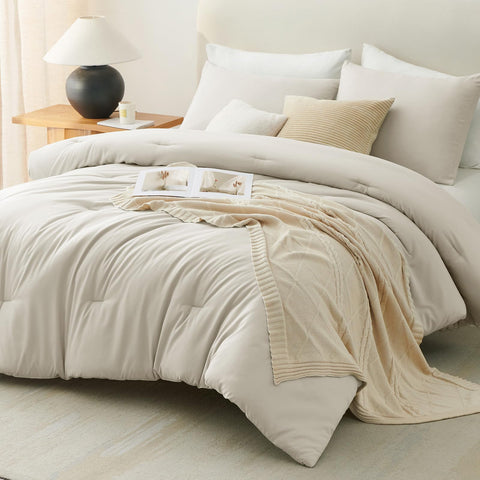 CozyLux cama decorada con colcha beige, ambiente elegante y cómodo.
