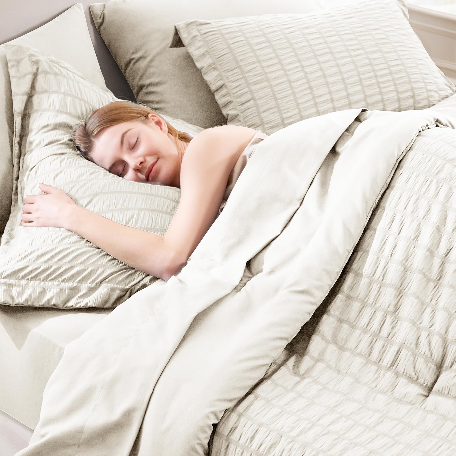 Diseño seersucker beige de CozyLux: textura suave que evoca lujo.