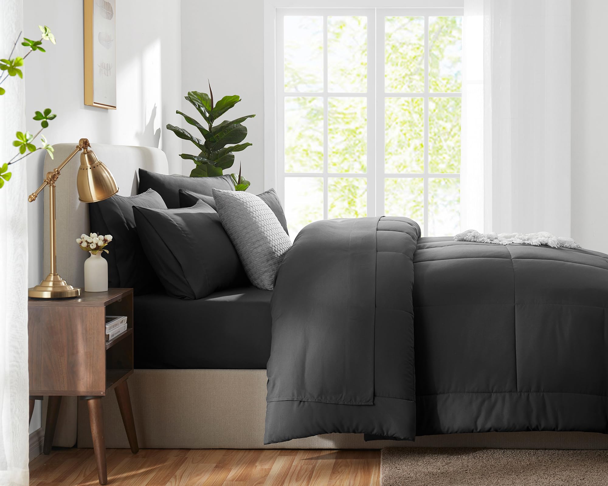 CozyLux dormitorio gris acogedor con conjunto de cama elegante