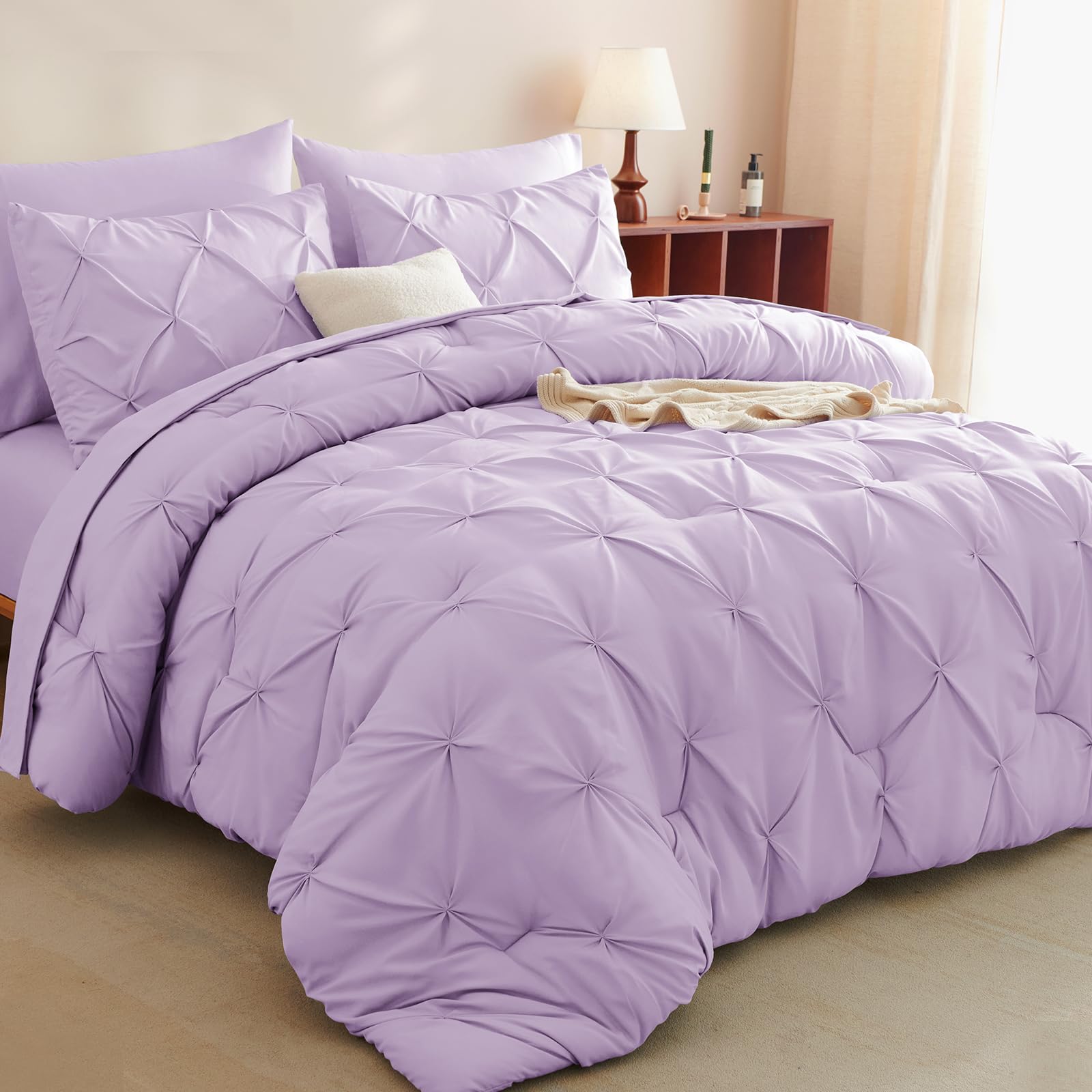 CozyLux edredón lavanda, textura suave y diseño plisado para dormitorios elegantes.