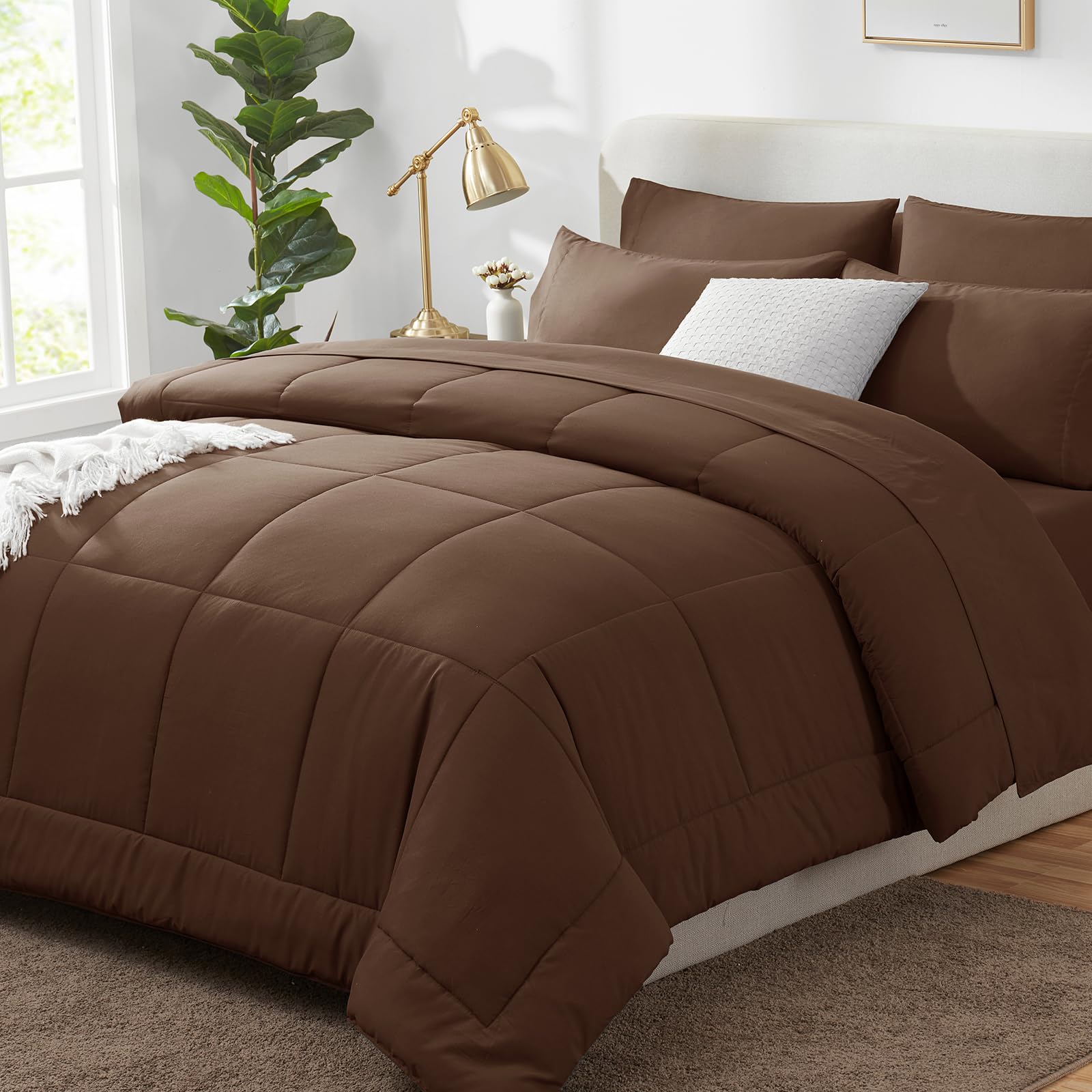 CozyLux manta acolchada marrón para cama tamaño reina, suave y duradera, ideal para noches cómodas.