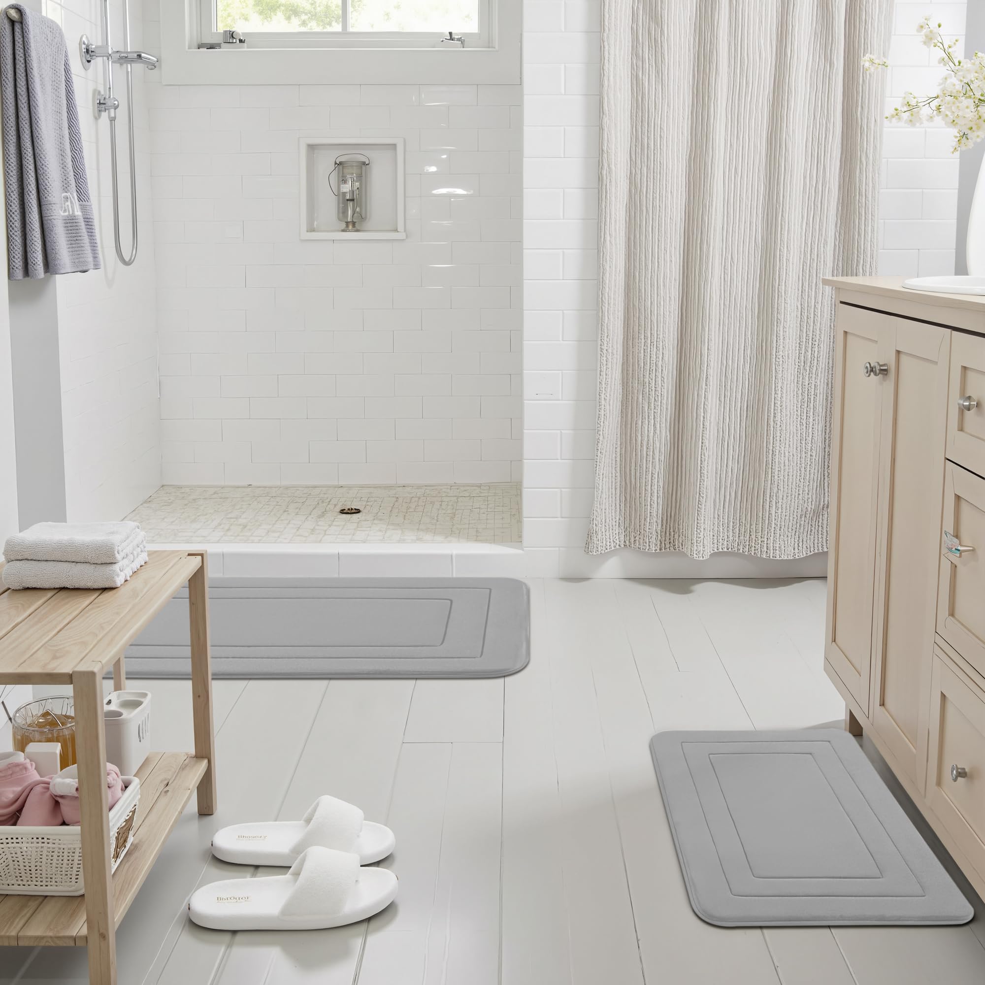 Cupic Cupid, estilo-moderno: mejora la estética del baño con texturas suaves.