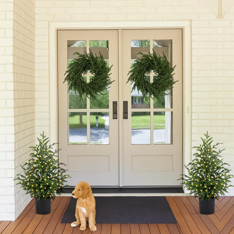 Hojas de pino realistas del árbol ENVEN con tacto suave y aspecto natural.