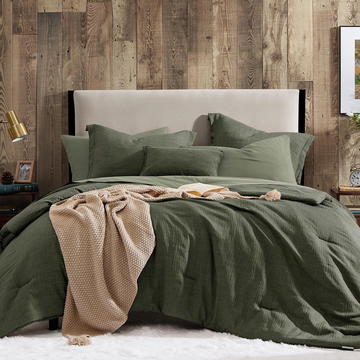 Geniospin Conjunto de cama tamaño rey con cobertor y textura verde oscuro para un dormitorio moderno.