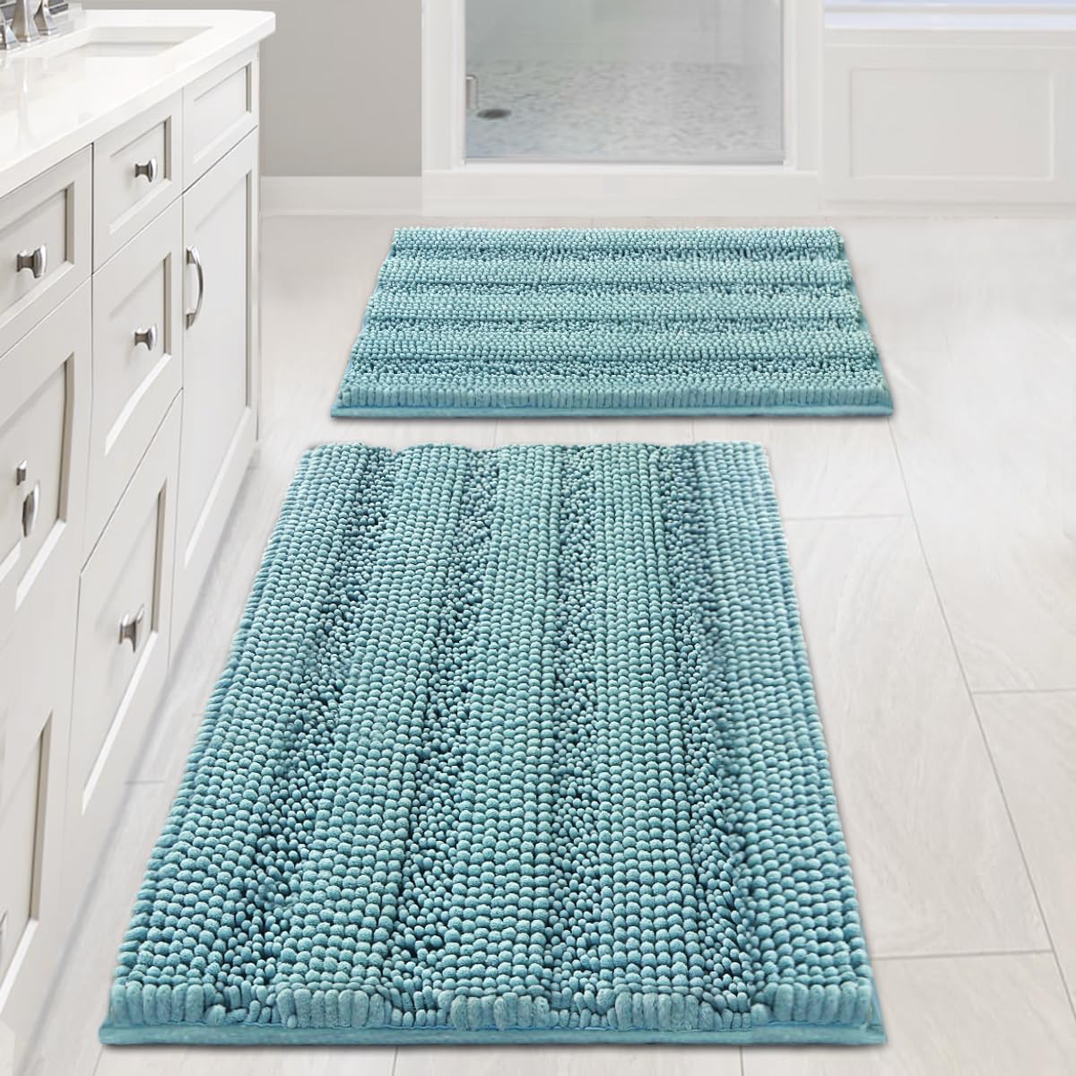 Alfombra de baño H.VERSAILTEX chenille rayas azul bruma, suave y absorbente para el piso.