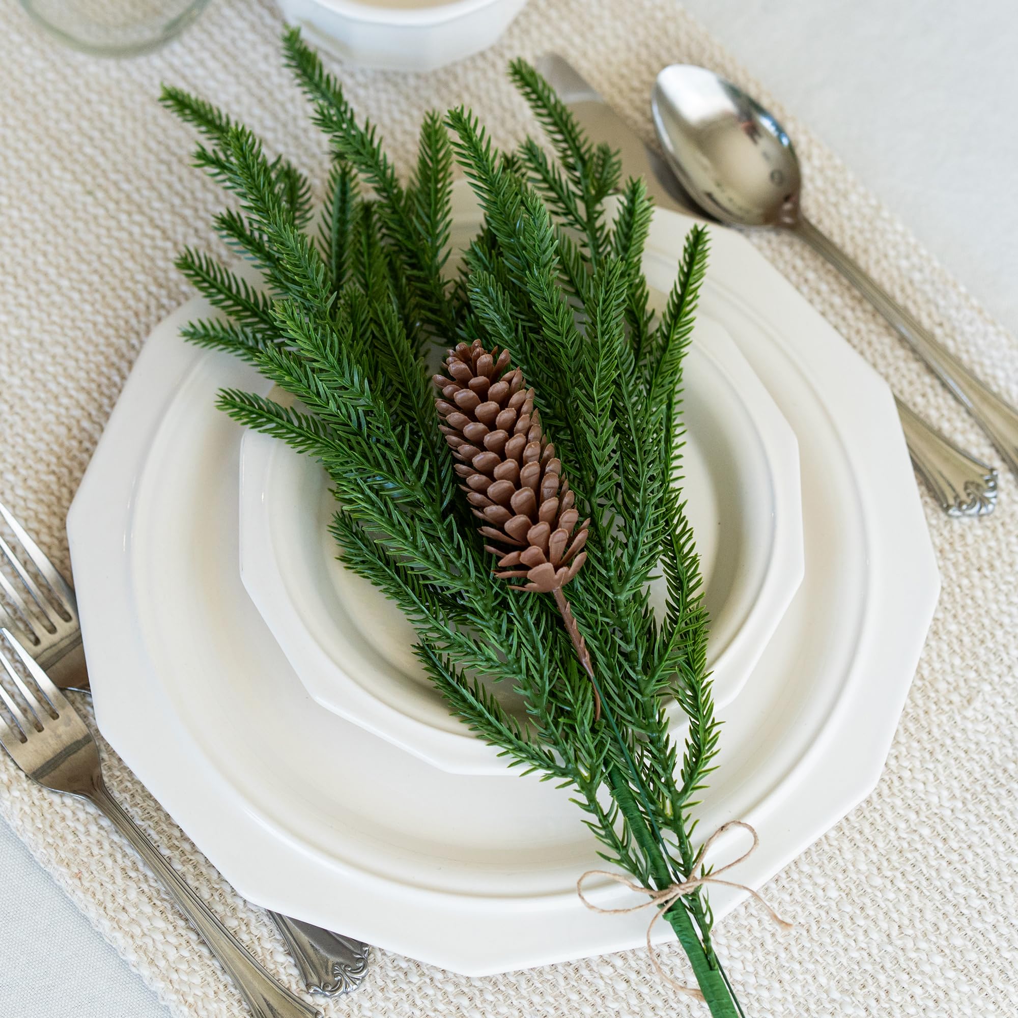 Ramas de pino Norfolk en verde profundo para esquinas.