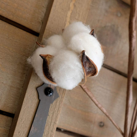 Idyllic centro de mesa con ramas de algodón para decoración versátil.