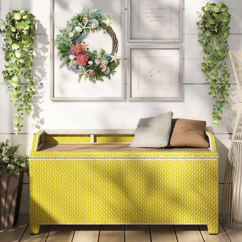 Idyllic Corona Shell en puerta transmite bienvenida costera diaria.