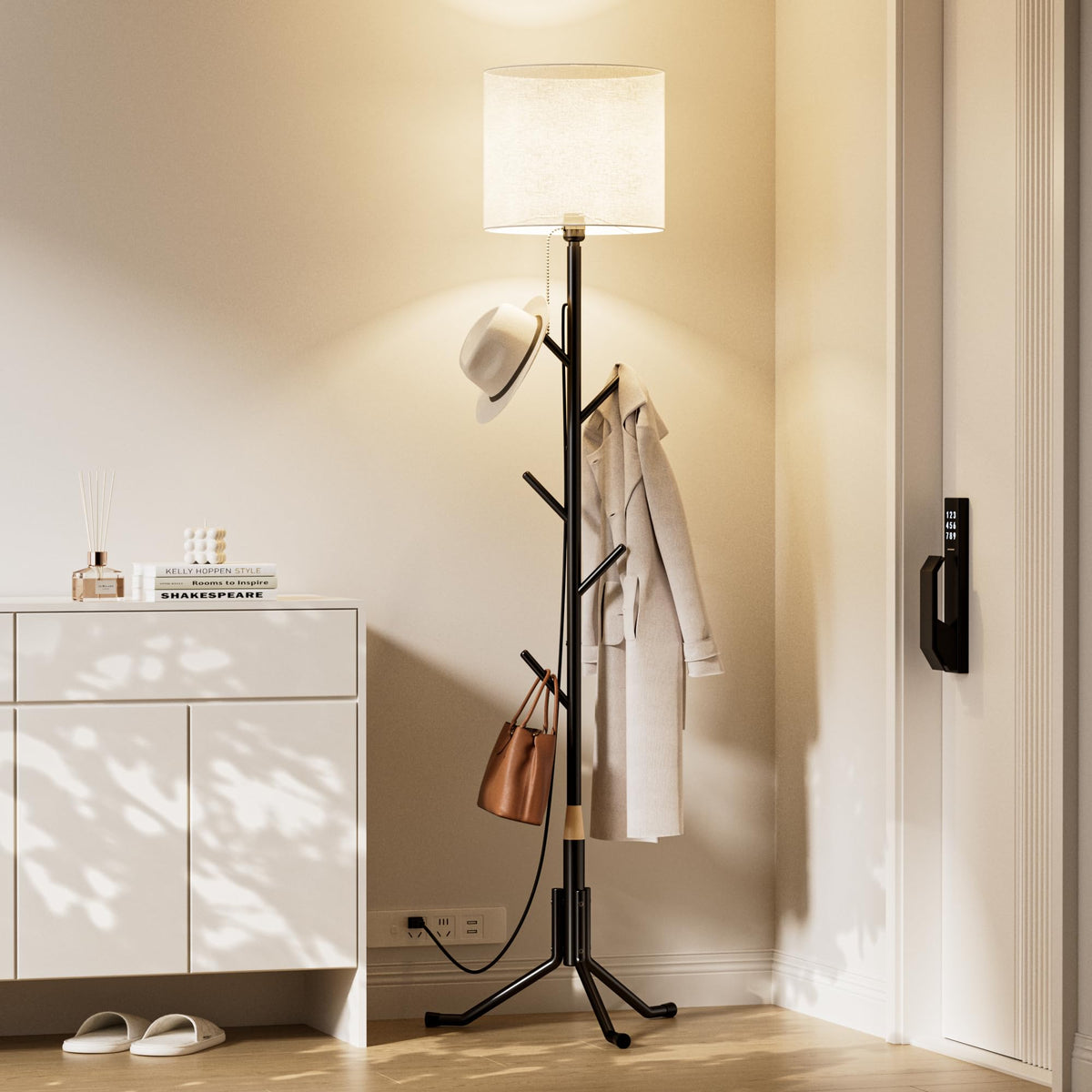 INNOD percha de pie con luz integrada ofrece iluminación suave y ahorro de espacio