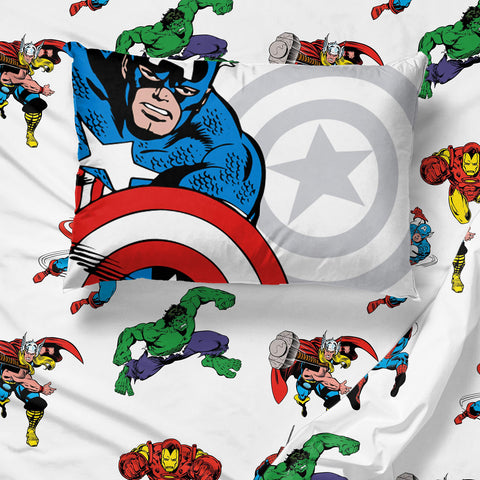 Funda cojín Jay Franco Avengers 20x26, toque decorativo para cama temática.