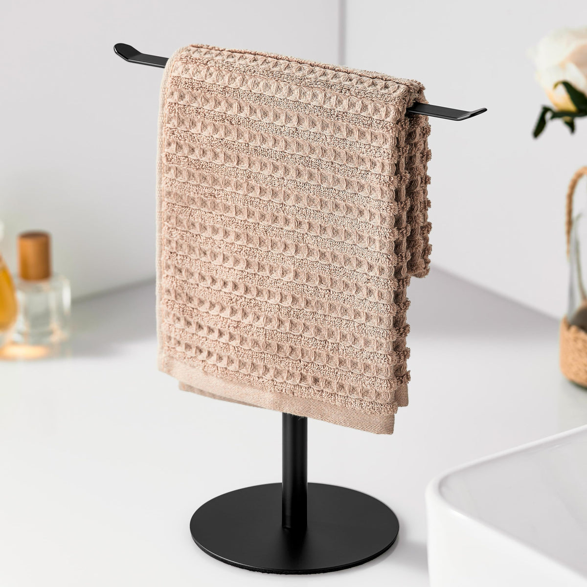 Keepmisc soporte toallas mano negro en encimera, acceso práctico.